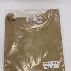 Only necessities Tee-Top short sleeved.